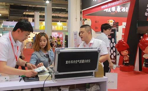 現(xiàn)場(chǎng)進(jìn)行空氣檢測(cè) 現(xiàn)場(chǎng)進(jìn)行空氣檢測(cè)